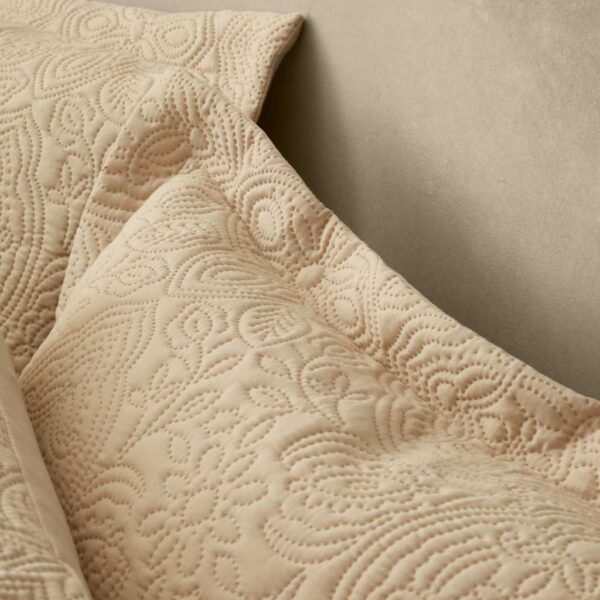 Pineapple Elephant Casablanca Pinsonic Natural Pillowsham Close Up Image