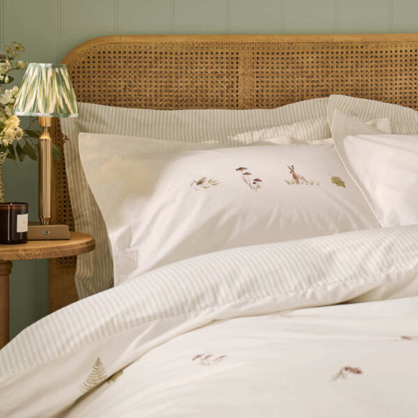 Sophie Allport Autumn Foraging Off White Bedding Close Up Image