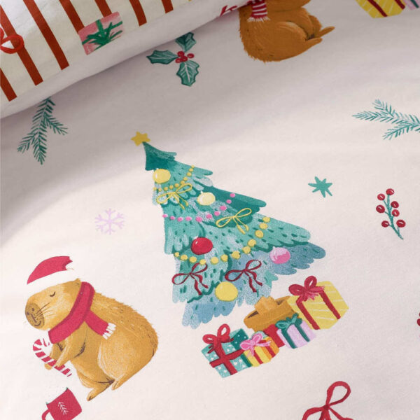 Capybara Christmas Reversible Bedding Lansfield Detail Image.