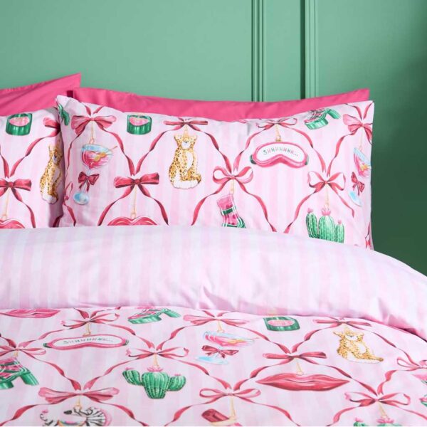 Christmas Kitsch Pink Bedding Lansfield Pillowcase Image